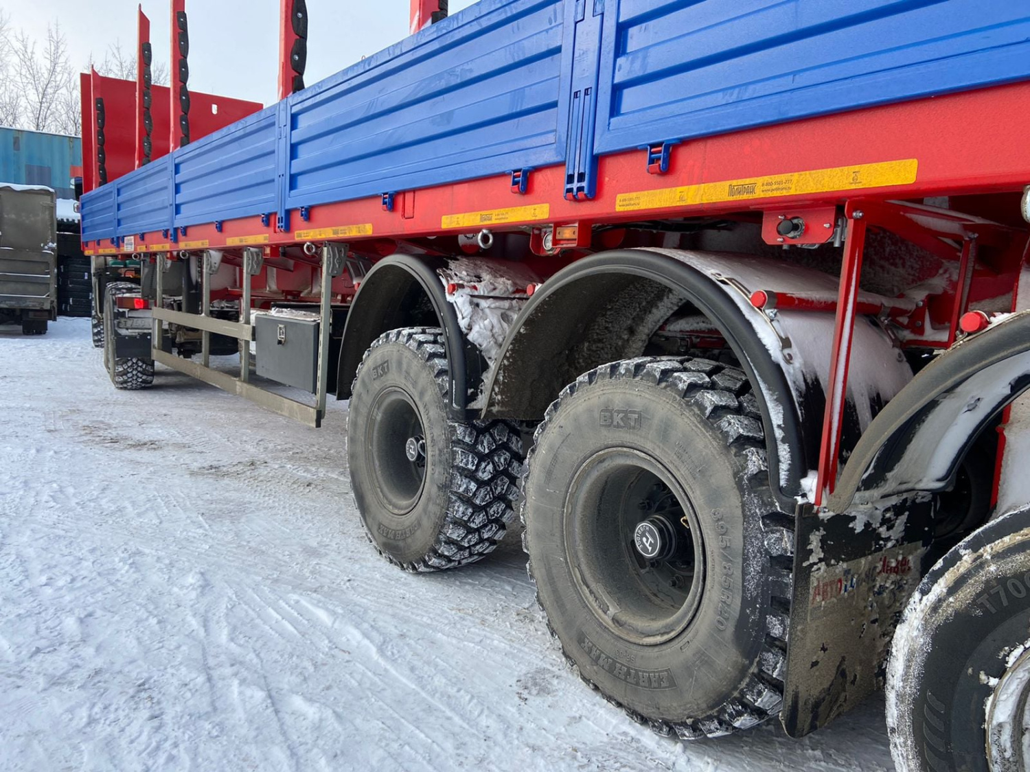 Сделано BKT:  Earthmax SR 33 - это радиальные шины для грузовиков и прицепов работающих на мягком грунте и снежном покрытии.